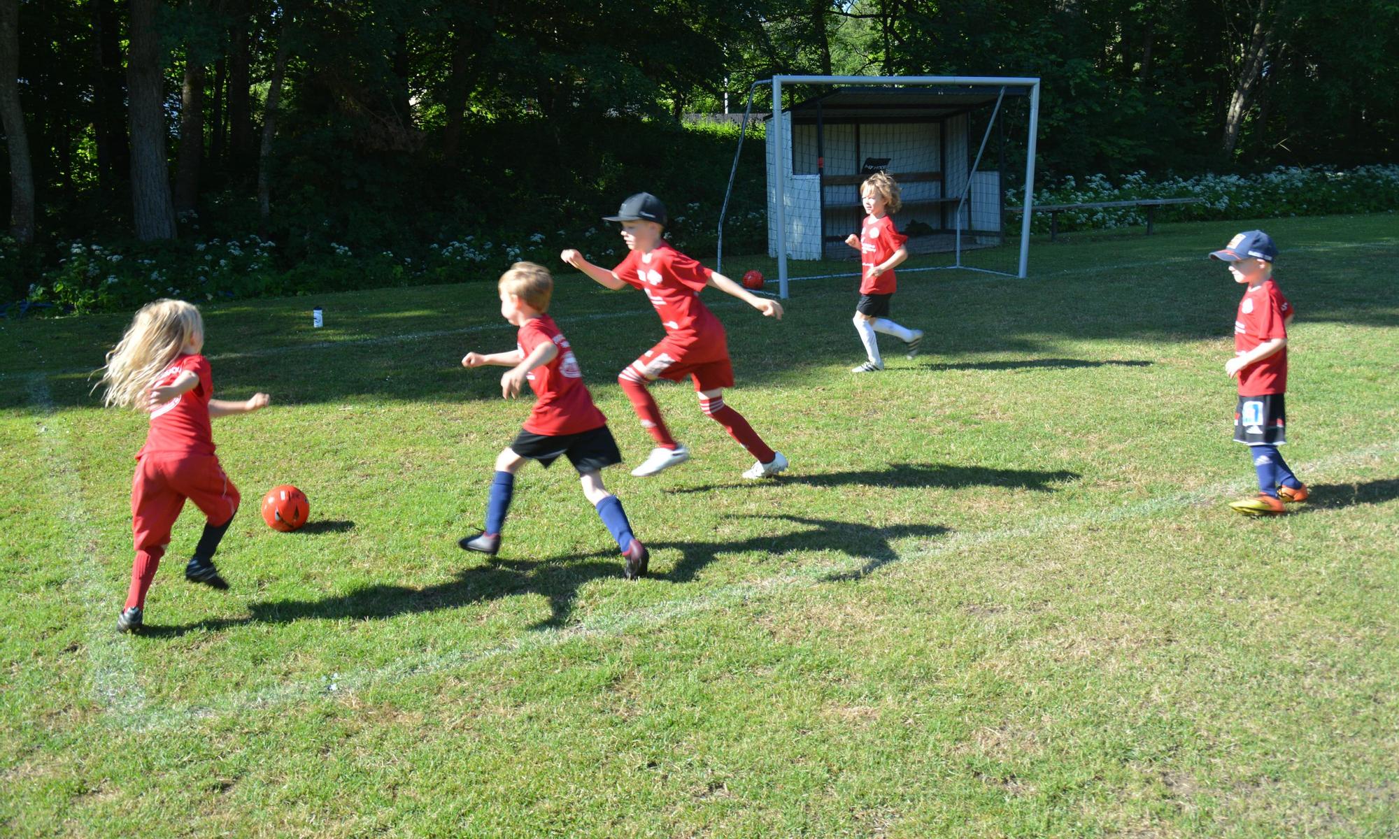 Barn spelar fotboll